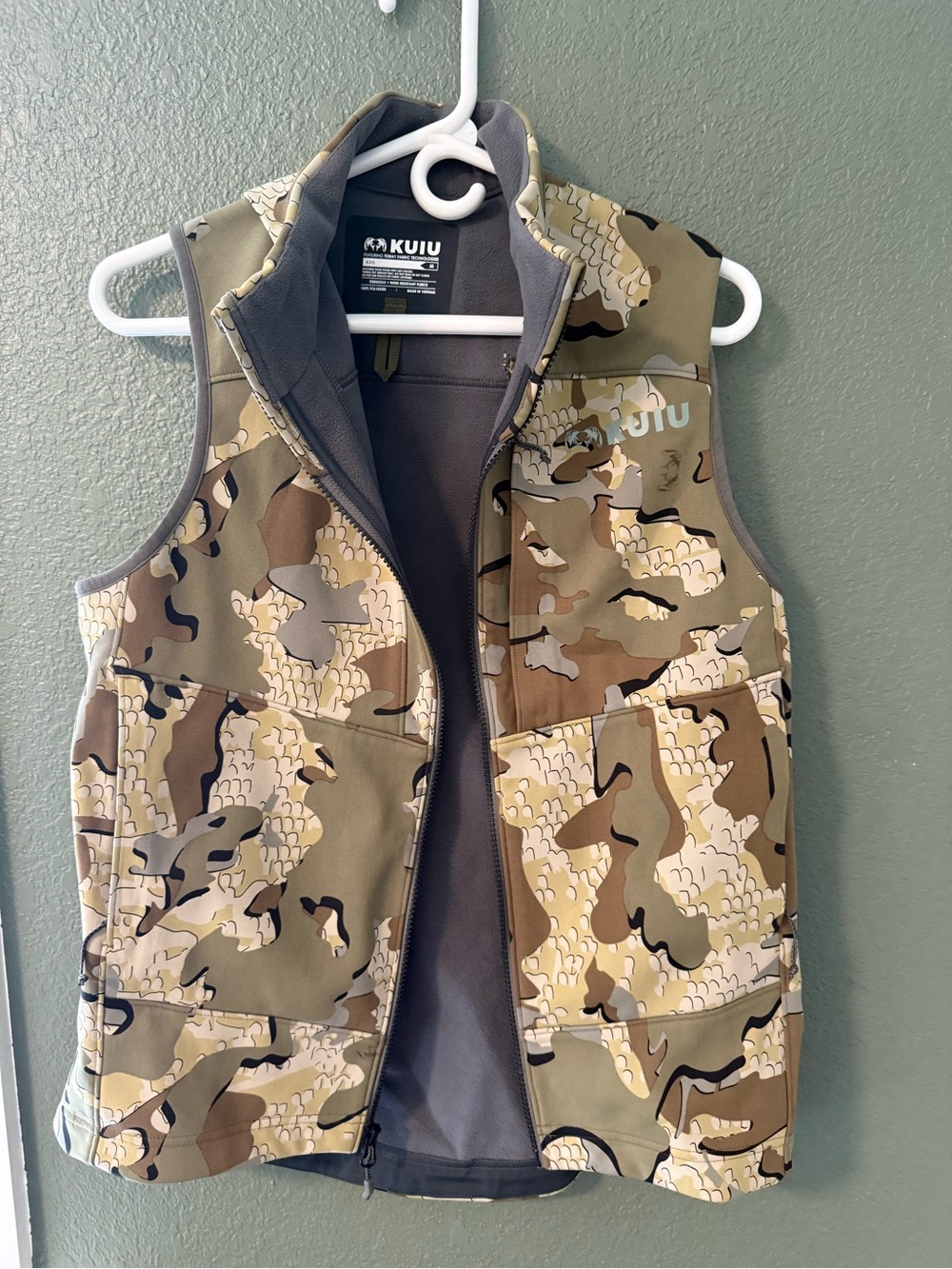 KUIU Camouflage Vest in Olive and Tan